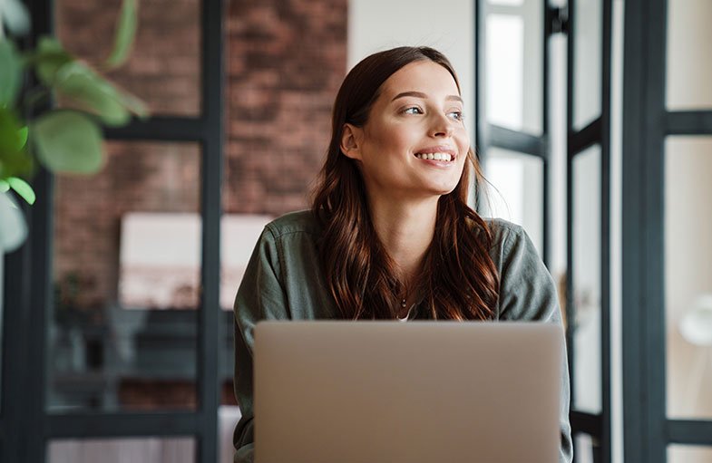woman working on a laptp